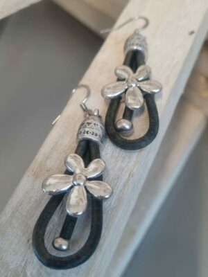 Boucle d'oreille en cuir bleu vintage et marguerite argentée