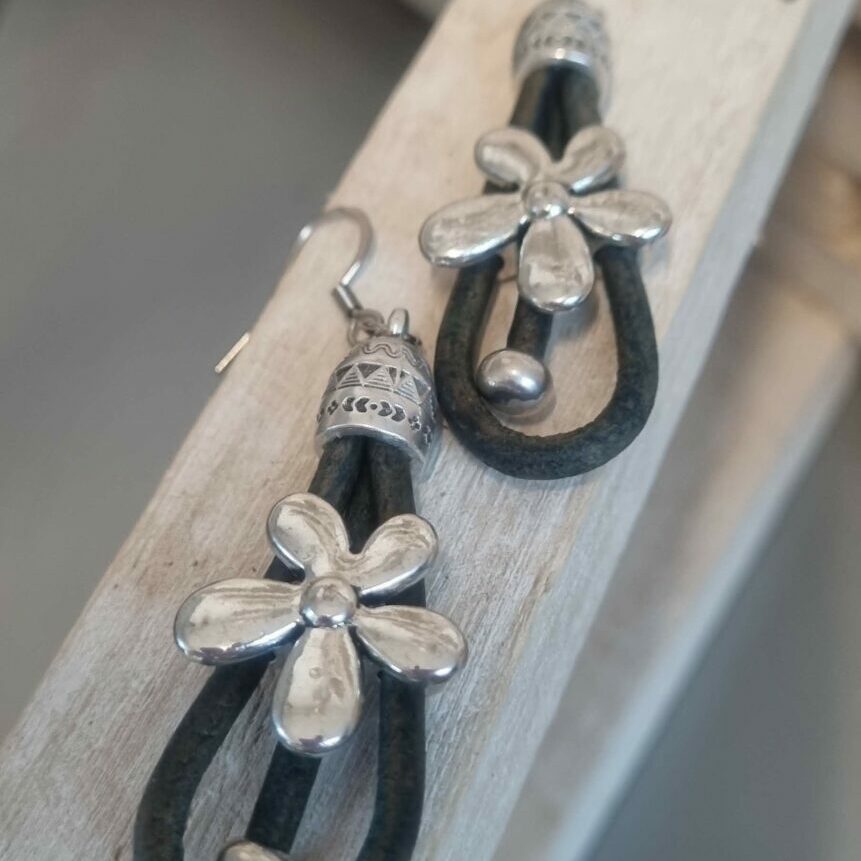 Boucle d'oreille en cuir bleu vintage et marguerite argentée