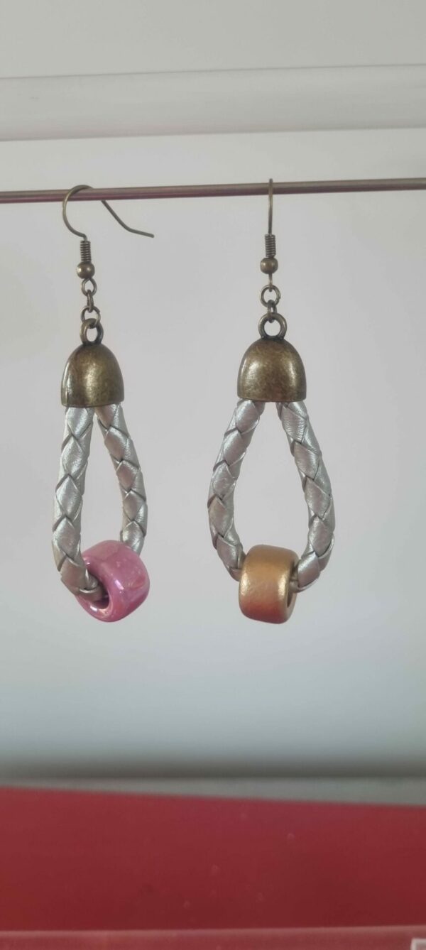 Boucles d'oreille cuir tressé gris et perle céramique