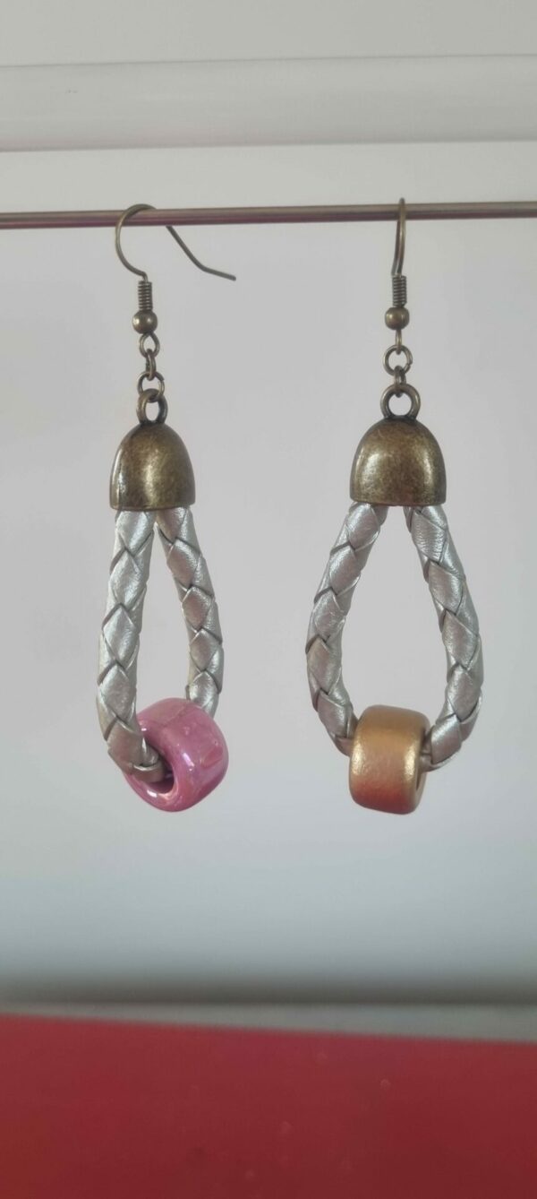 Boucles d'oreille cuir tressé gris et perle céramique