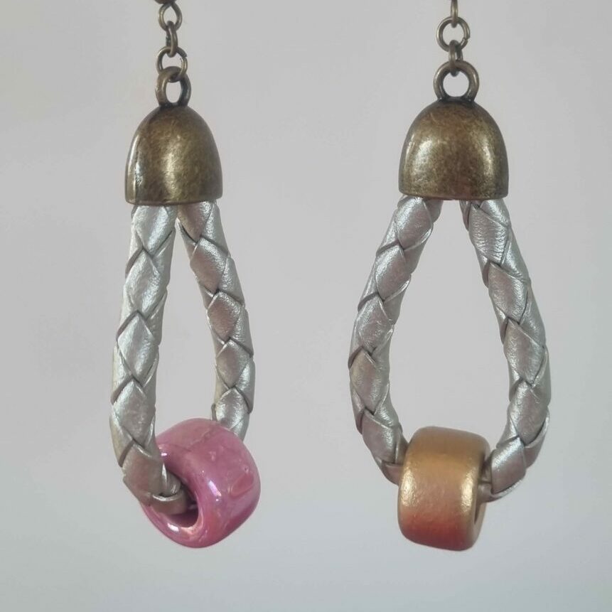 Boucles d'oreille cuir tressé gris et perle céramique