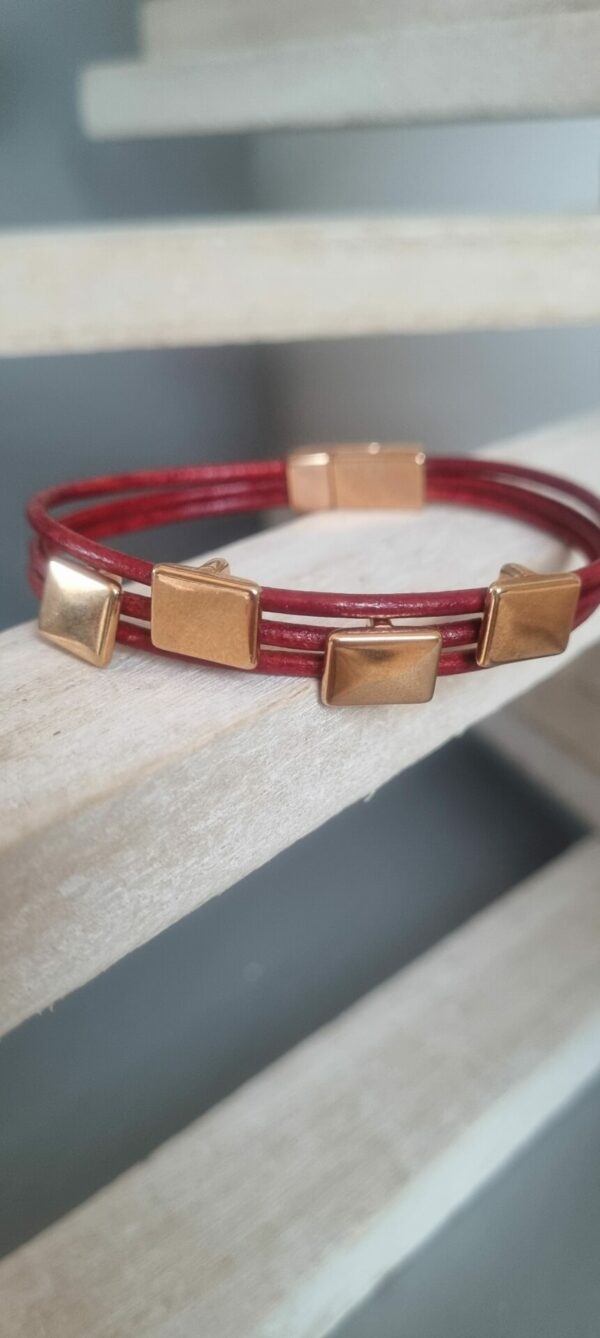 Bracelet femme en cuir rond rouge et passants roses dorés