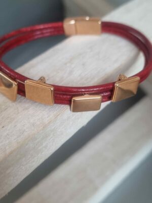 Bracelet femme en cuir rond rouge et passants roses dorés