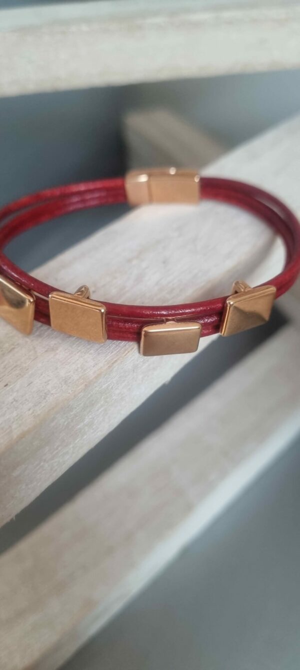 Bracelet femme en cuir rond rouge et passants roses dorés