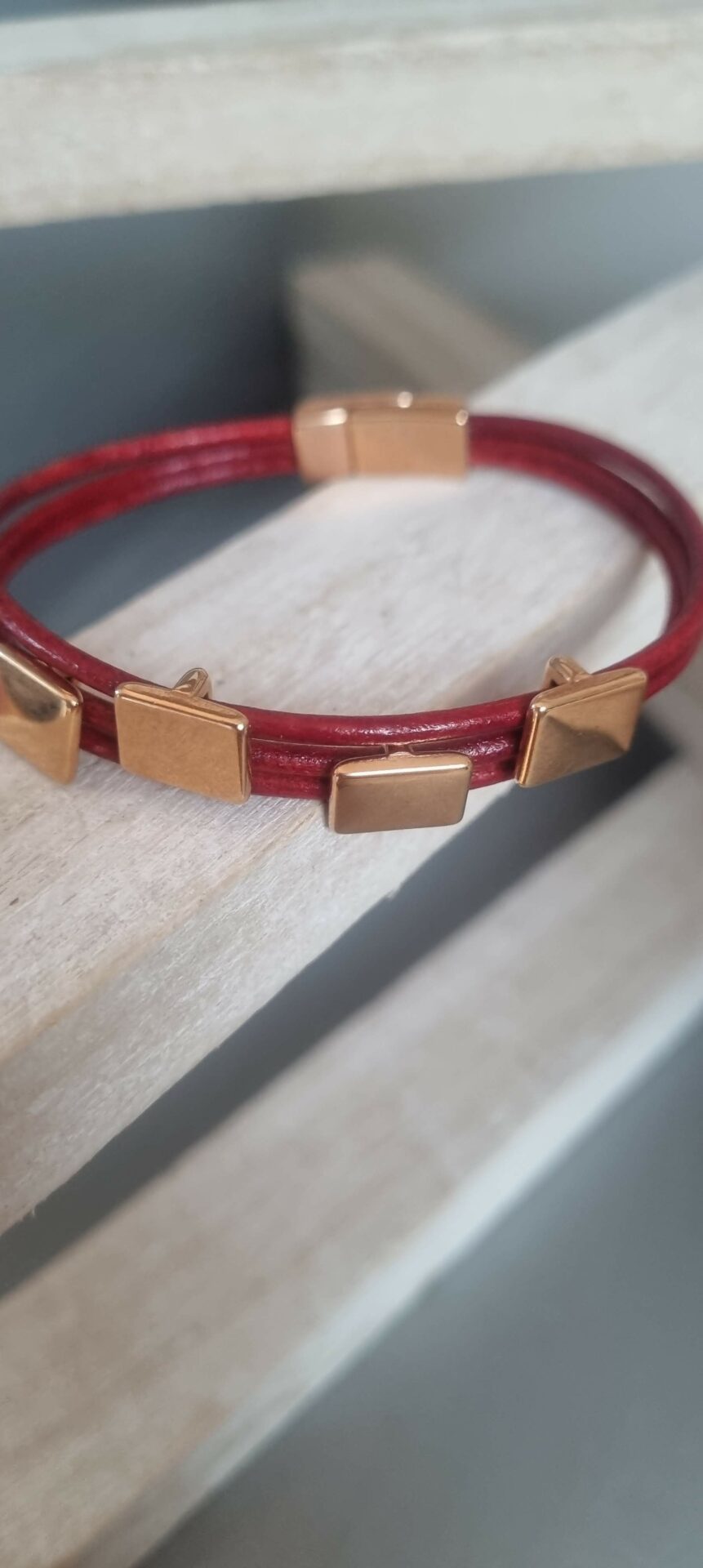 Bracelet femme en cuir rond rouge et passants roses dorés
