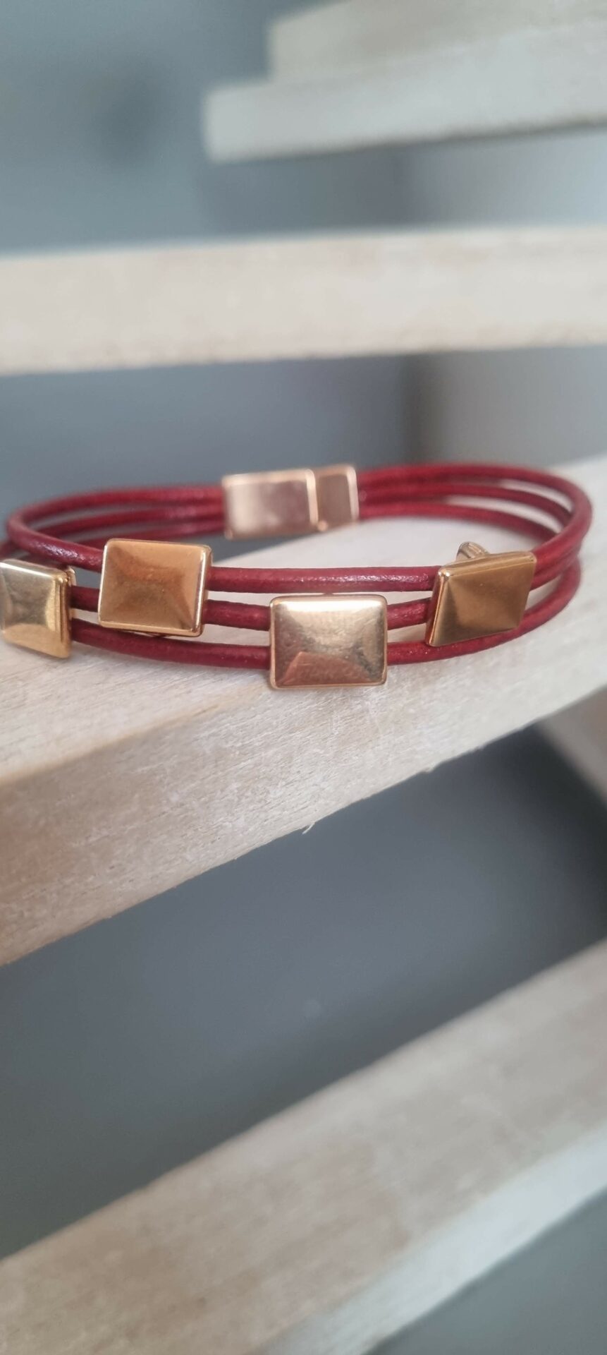Bracelet femme en cuir rond rouge et passants roses dorés