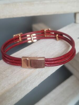 Bracelet femme en cuir rond rouge et passants roses dorés