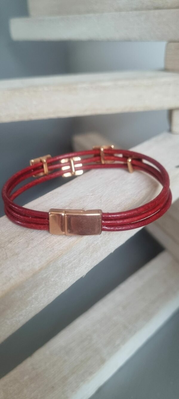 Bracelet femme en cuir rond rouge et passants roses dorés