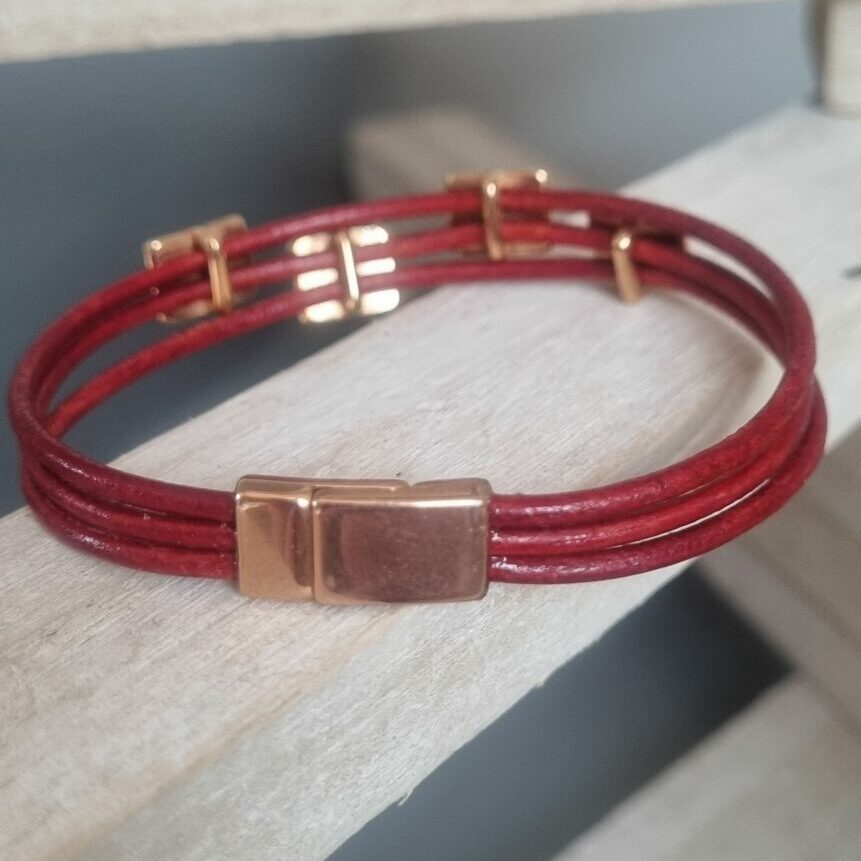 Bracelet femme en cuir rond rouge et passants roses dorés