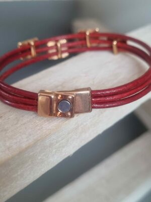 Bracelet femme en cuir rond rouge et passants roses dorés