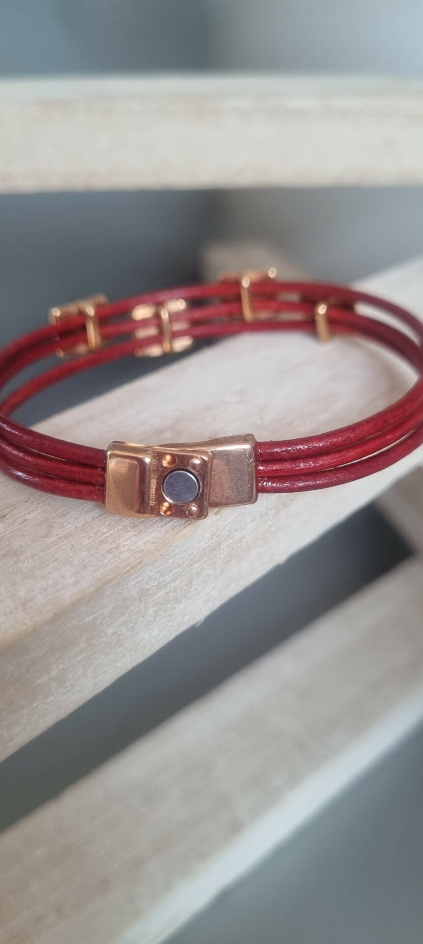 Bracelet femme en cuir rond rouge et passants roses dorés