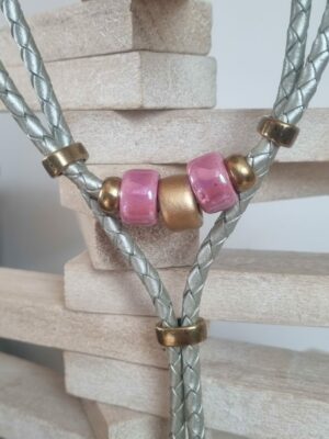 Collier en cuir tressé cuir perles en céramique rose et doré