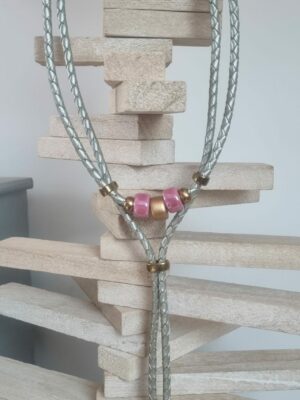 Collier en cuir tressé cuir perles en céramique rose et doré