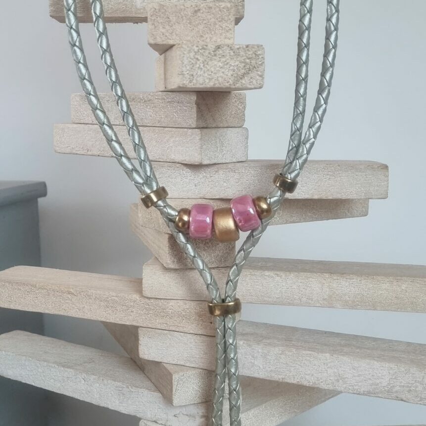 Collier en cuir tressé cuir perles en céramique rose et doré