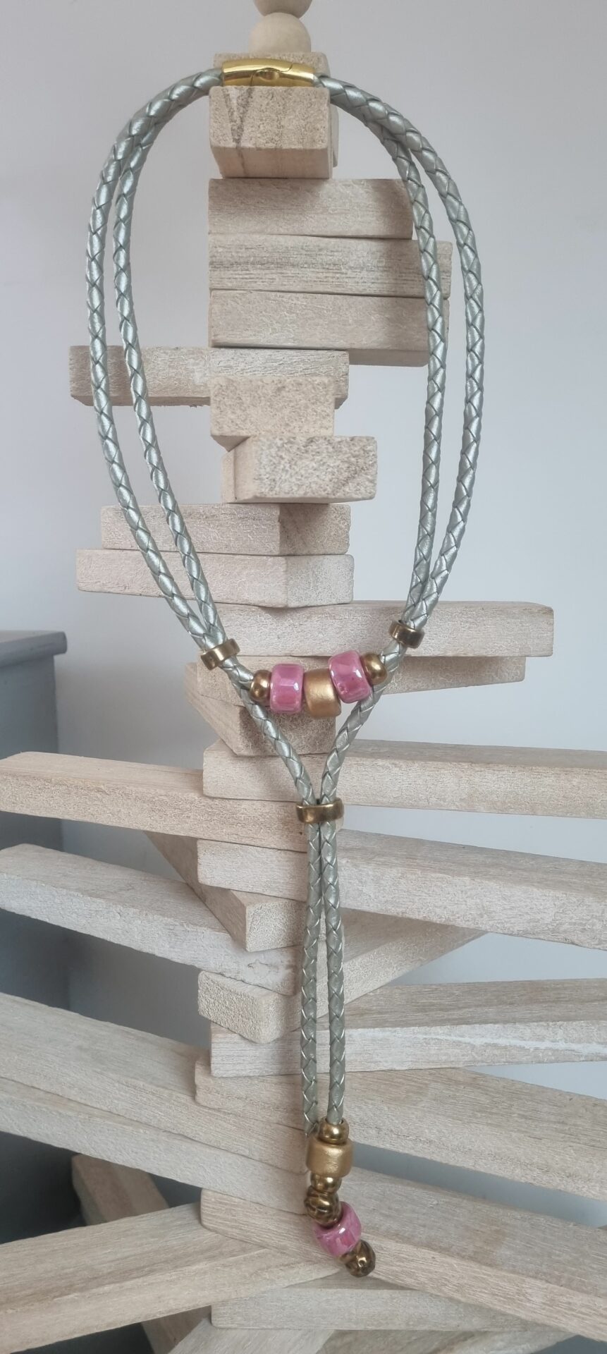 Collier en cuir tressé cuir perles en céramique rose et doré