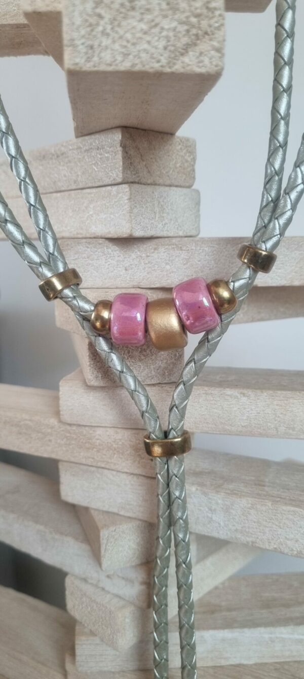 3COL22 Collier en cuir tressé cuir perles en céramique rose et doré