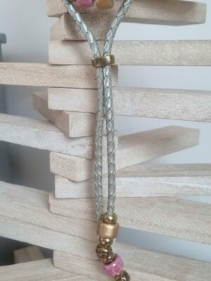 Collier en cuir tressé cuir perles en céramique rose et doré