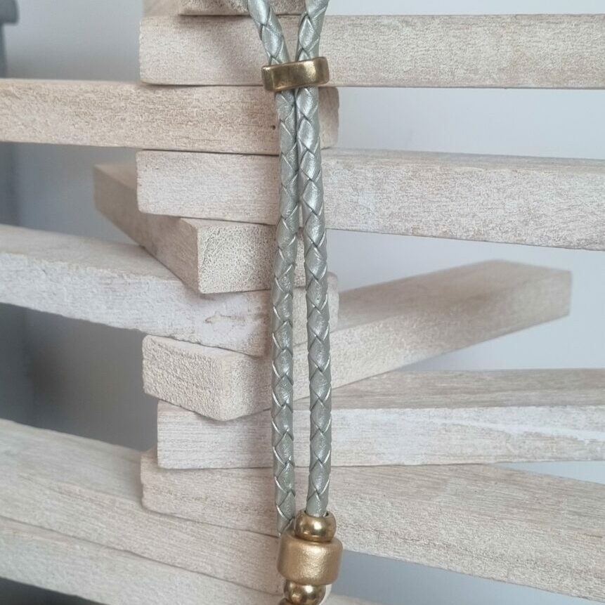 Collier en cuir tressé cuir perles en céramique rose et doré