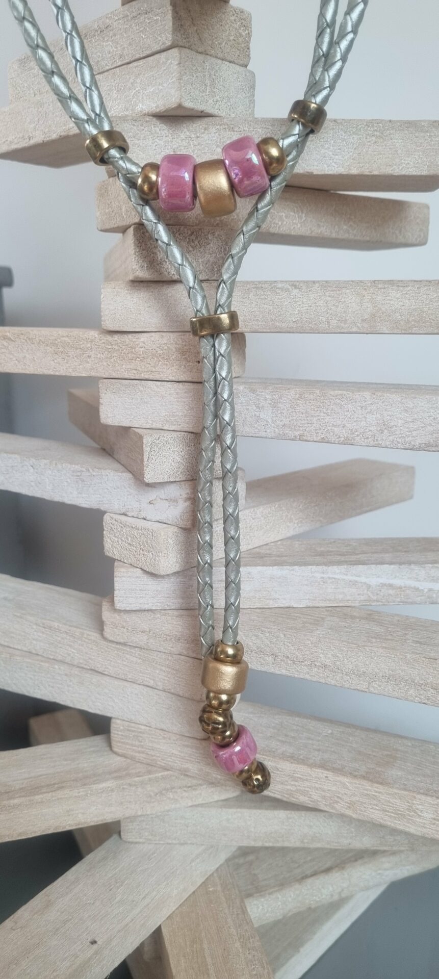 Collier en cuir tressé cuir perles en céramique rose et doré