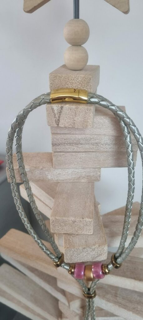 Collier en cuir tressé cuir perles en céramique rose et doré