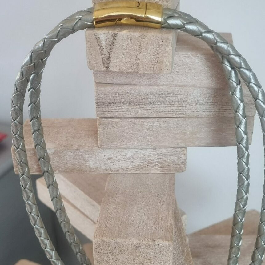 Collier en cuir tressé cuir perles en céramique rose et doré
