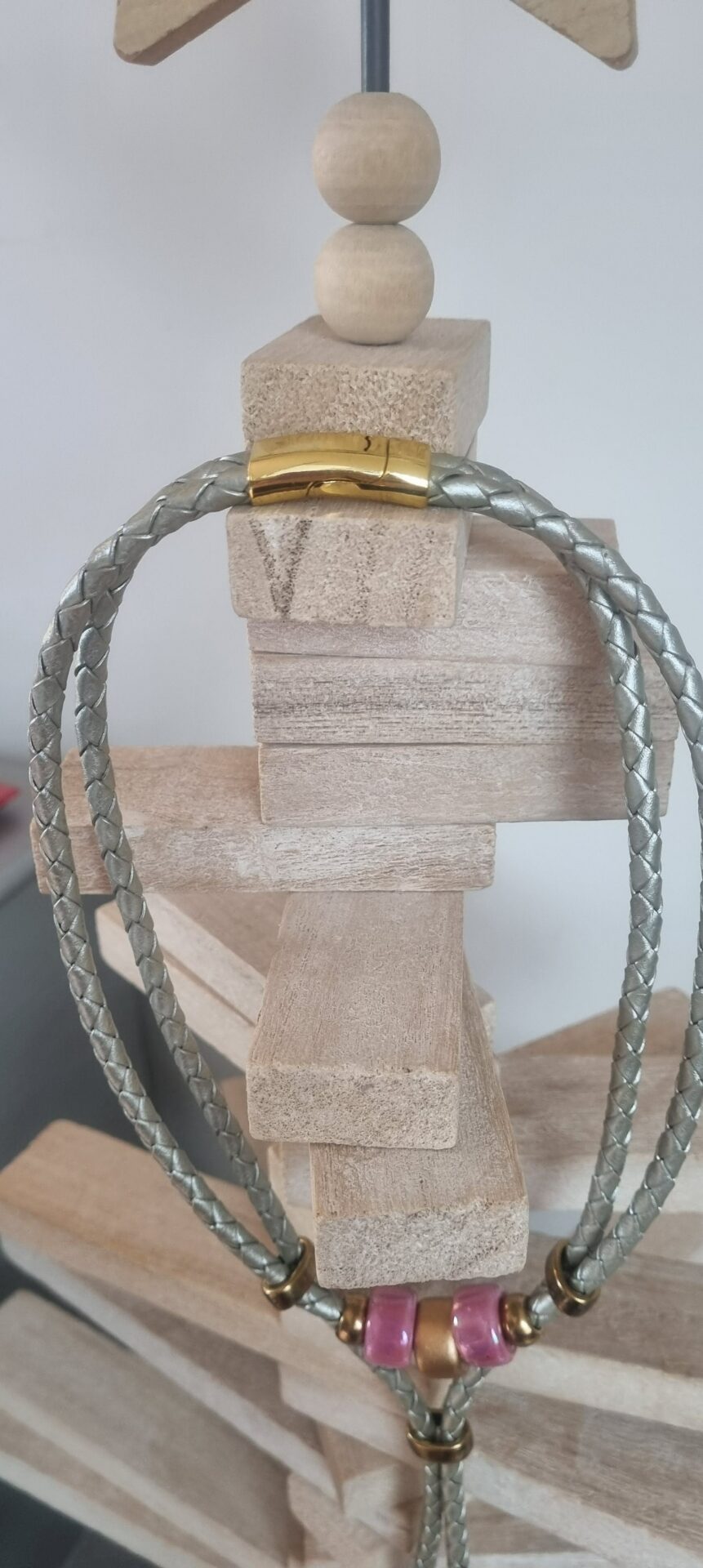 Collier en cuir tressé cuir perles en céramique rose et doré