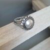 Bague femme fermoir bouton cuir tressé gris