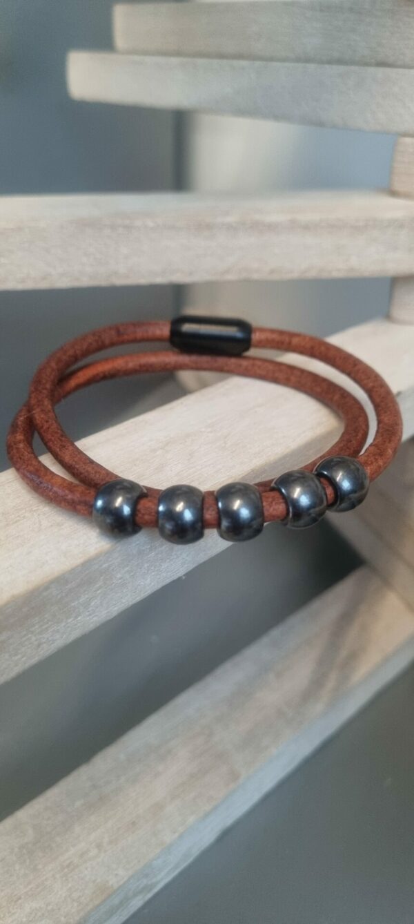 Bracelet homme double tour en cuir rond marron et perles noires