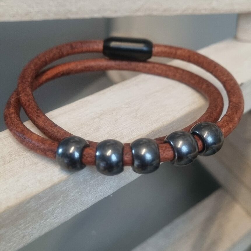 Bracelet homme double tour en cuir rond marron et perles noires