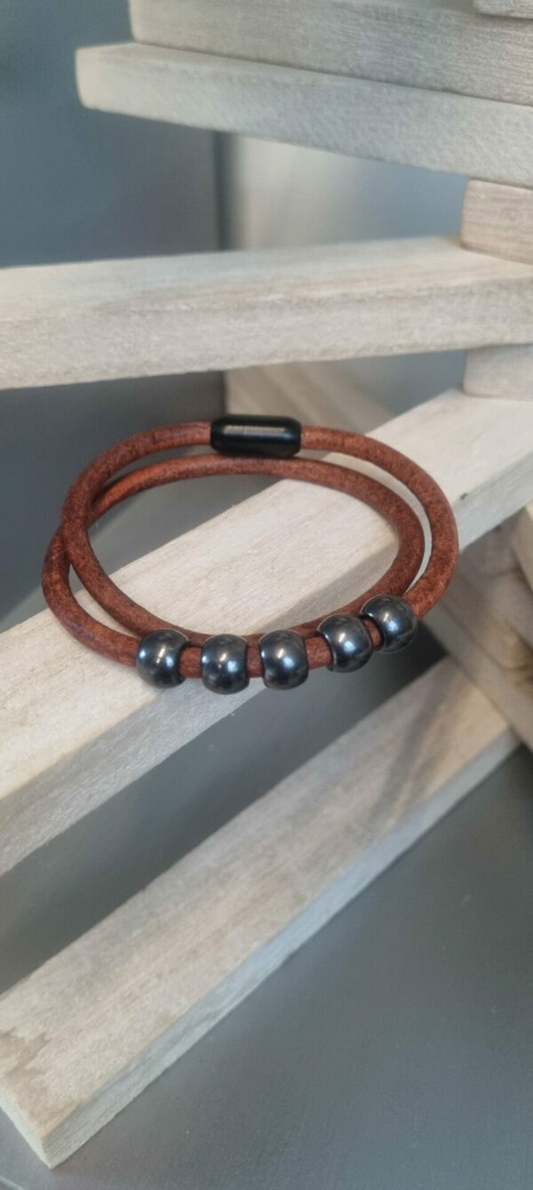 Bracelet homme double tour en cuir rond marron et perles noires