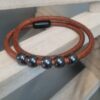 Bracelet homme double tour en cuir rond marron et perles noires