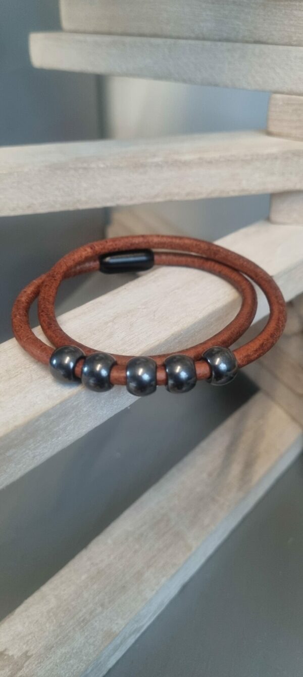 Bracelet homme double tour en cuir rond marron et perles noires