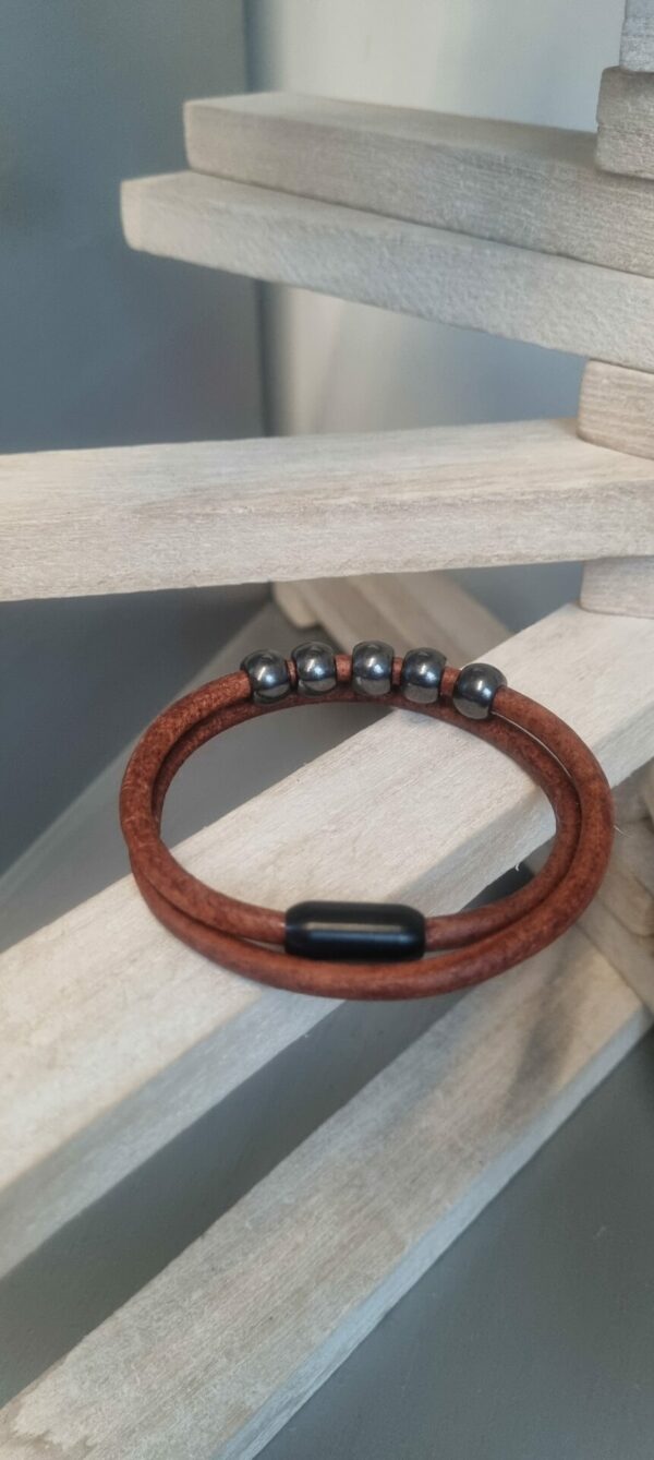 Bracelet homme double tour en cuir rond marron et perles noires