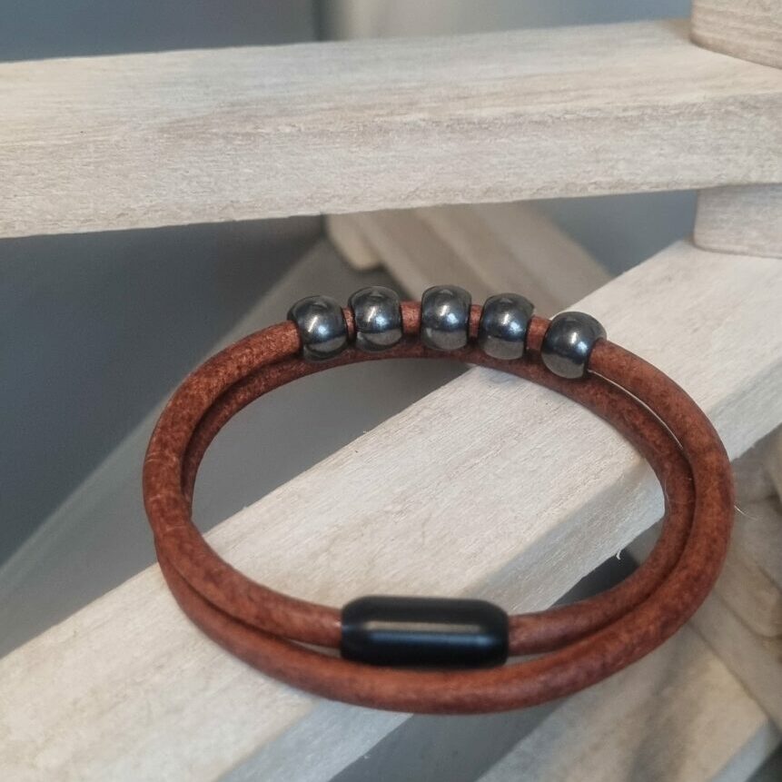 Bracelet homme double tour en cuir rond marron et perles noires