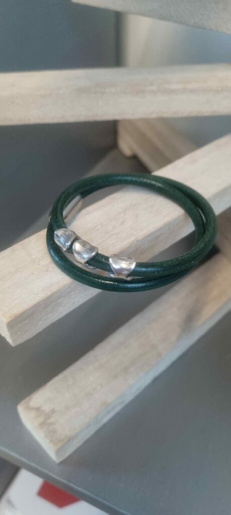 Bracelet mixte en cuir rond vert et osselets argentés