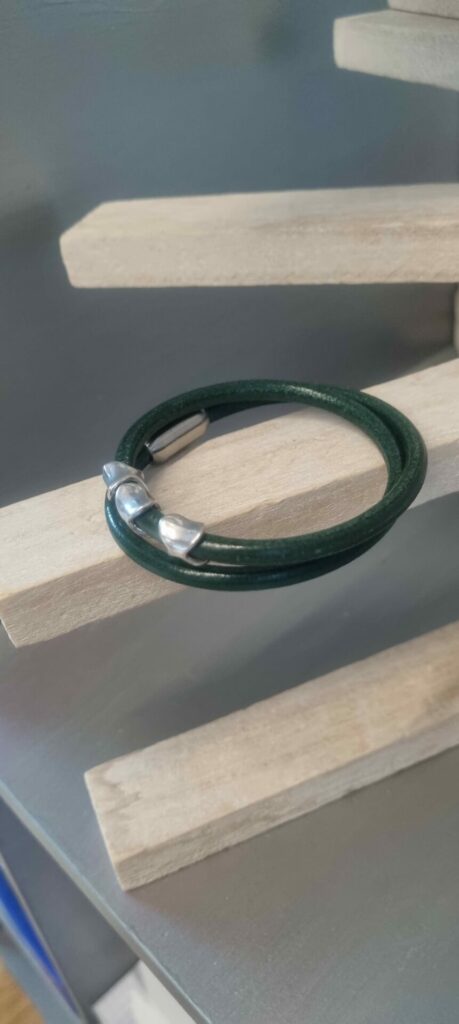 Bracelet mixte en cuir rond vert et osselets argentés