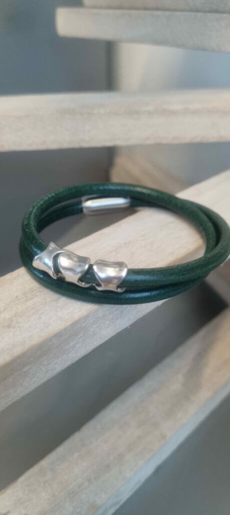 Bracelet mixte en cuir rond vert et osselets argentés