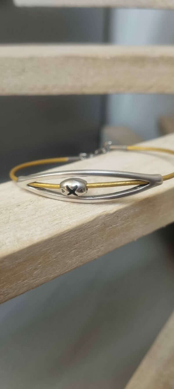 Bracelet cuir rond doré, passant ovale et perle argentées