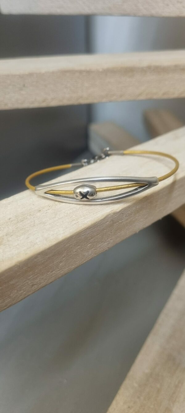 Bracelet cuir rond doré, passant ovale et perle argentées