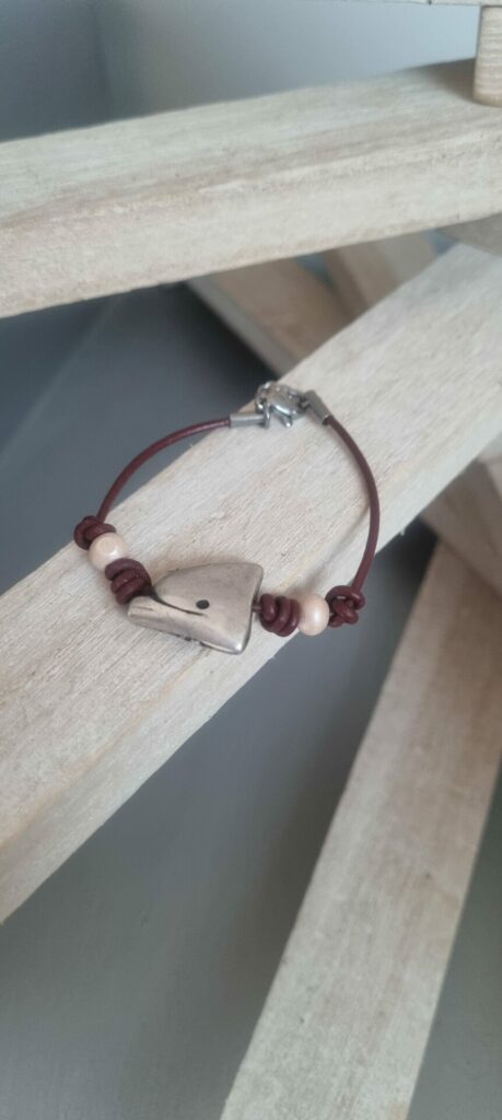 Bracelet enfant cuir rond et dauphin argenté