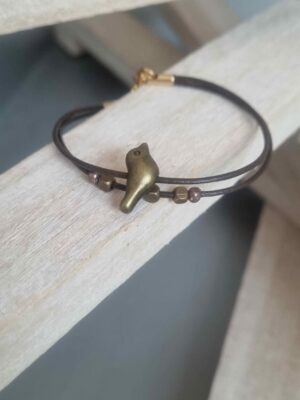 Bracelet enfant en cuir rond marron et oiseau et perles en bronze