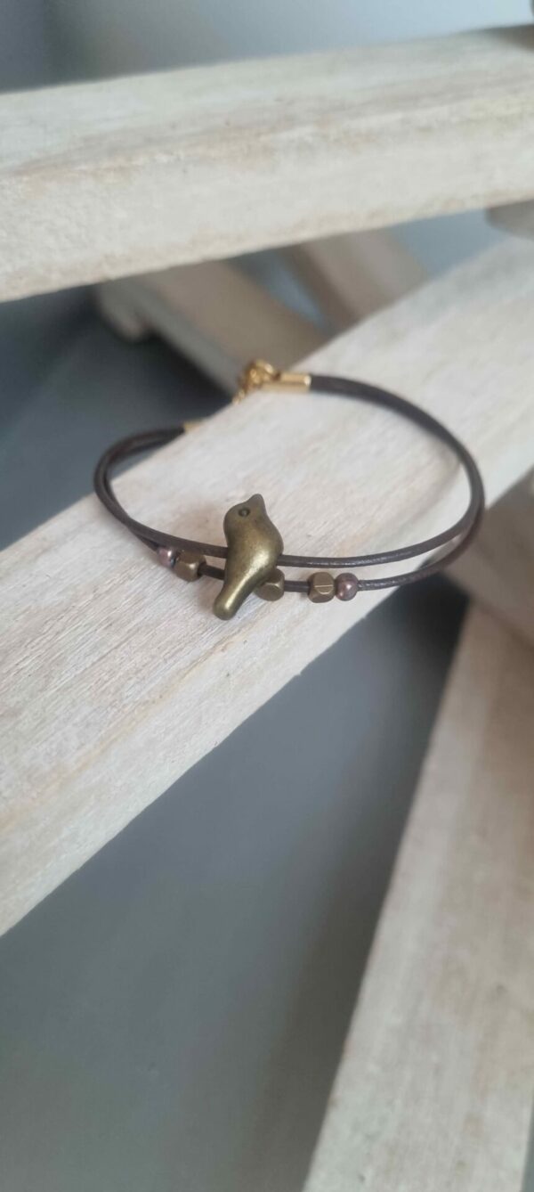 Bracelet enfant en cuir rond marron et oiseau et perles en bronze