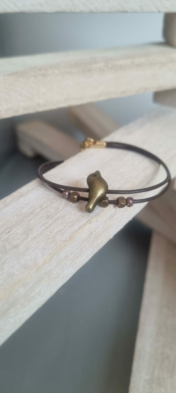 Bracelet enfant en cuir rond marron et oiseau et perles en bronze