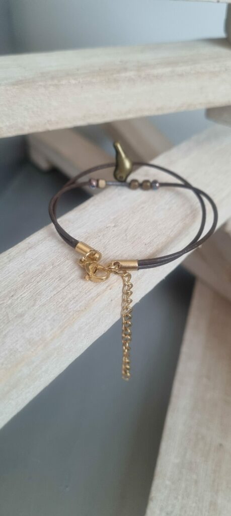 Bracelet enfant en cuir rond marron et oiseau et perles en bronze