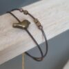 Bracelet enfant en cuir rond marron et oiseau et perles en bronze