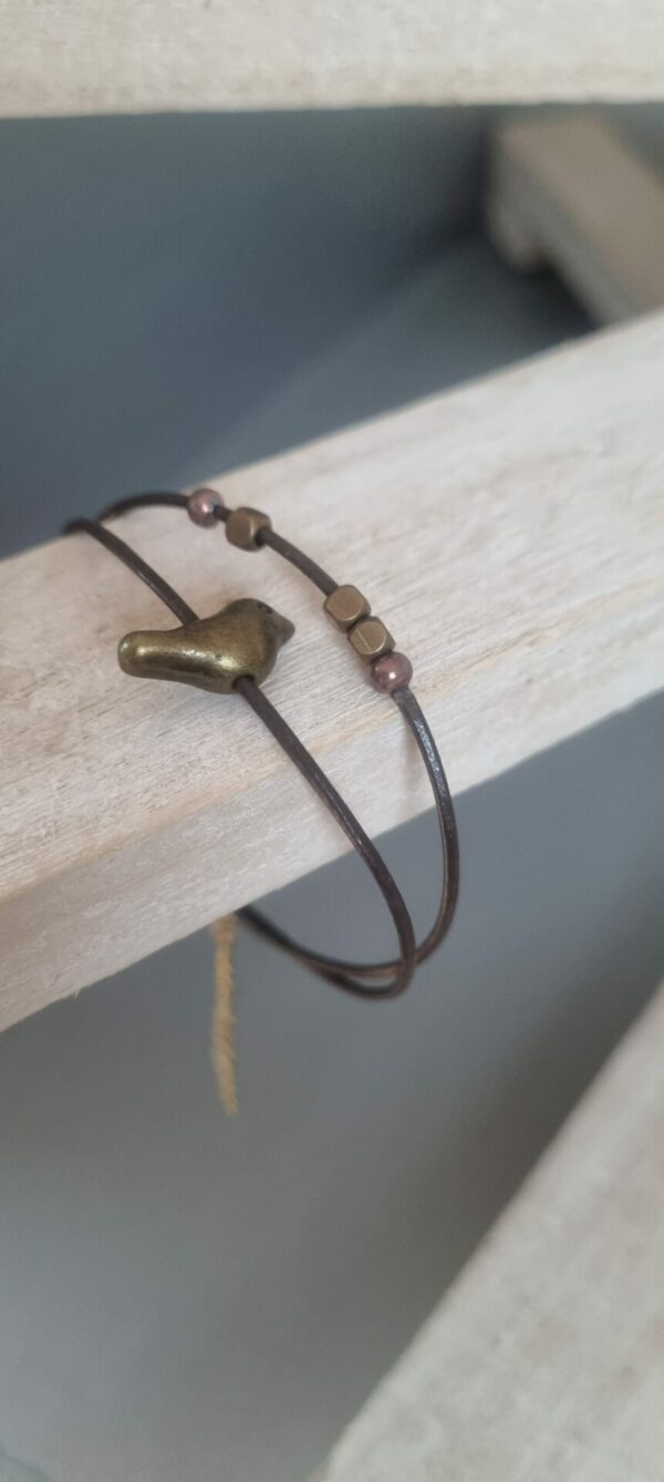 Bracelet enfant en cuir rond marron et oiseau et perles en bronze