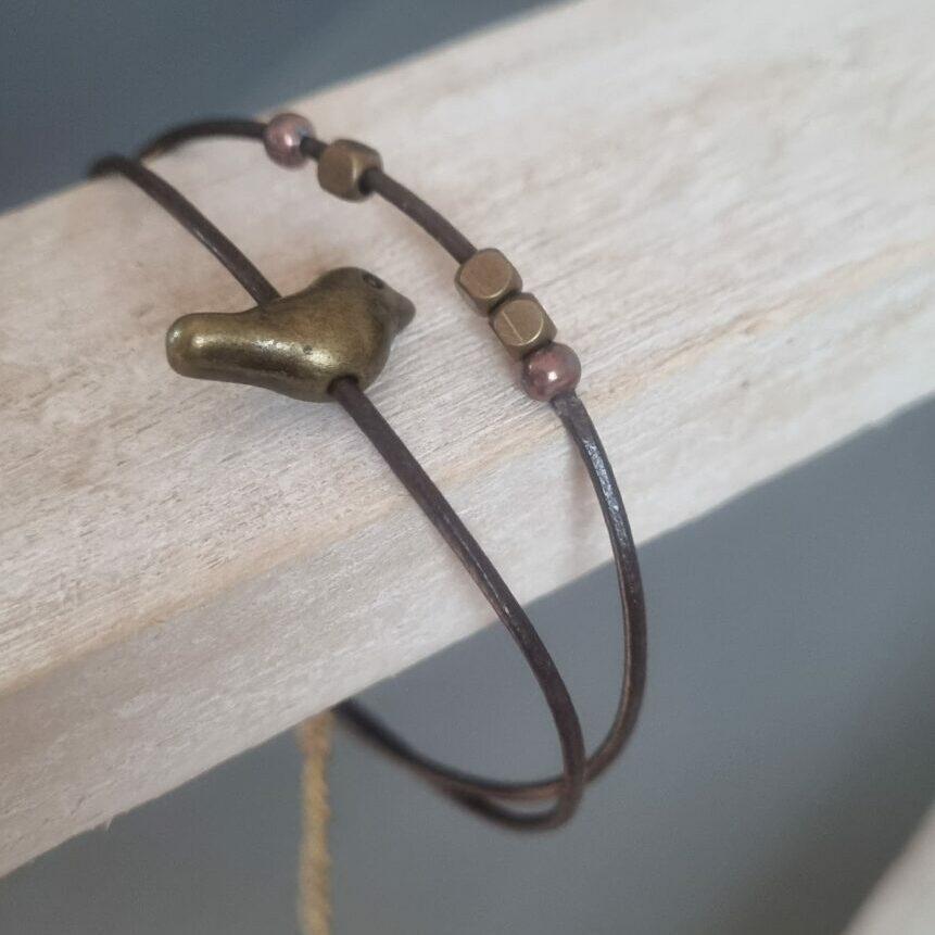 Bracelet enfant en cuir rond marron et oiseau et perles en bronze