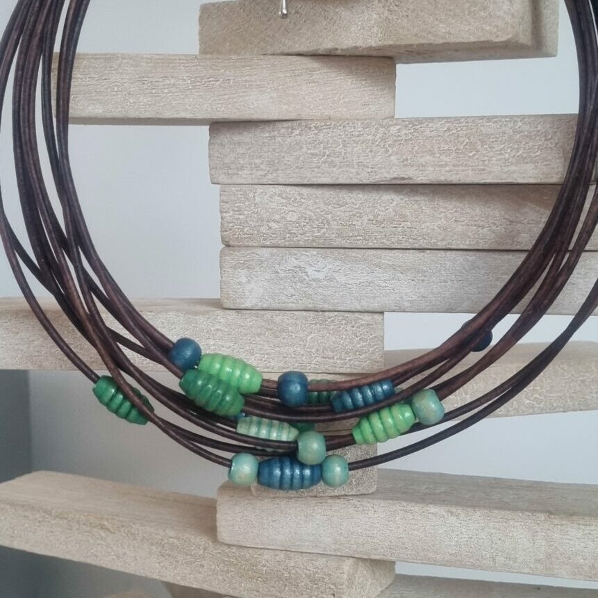 Collier femme en cuir rond marron et perles en bois
