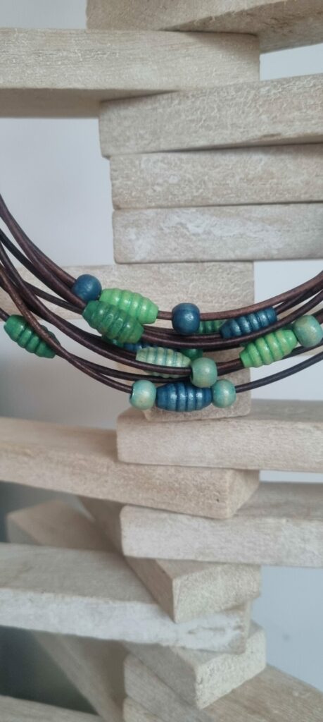 Collier femme en cuir rond marron et perles en bois