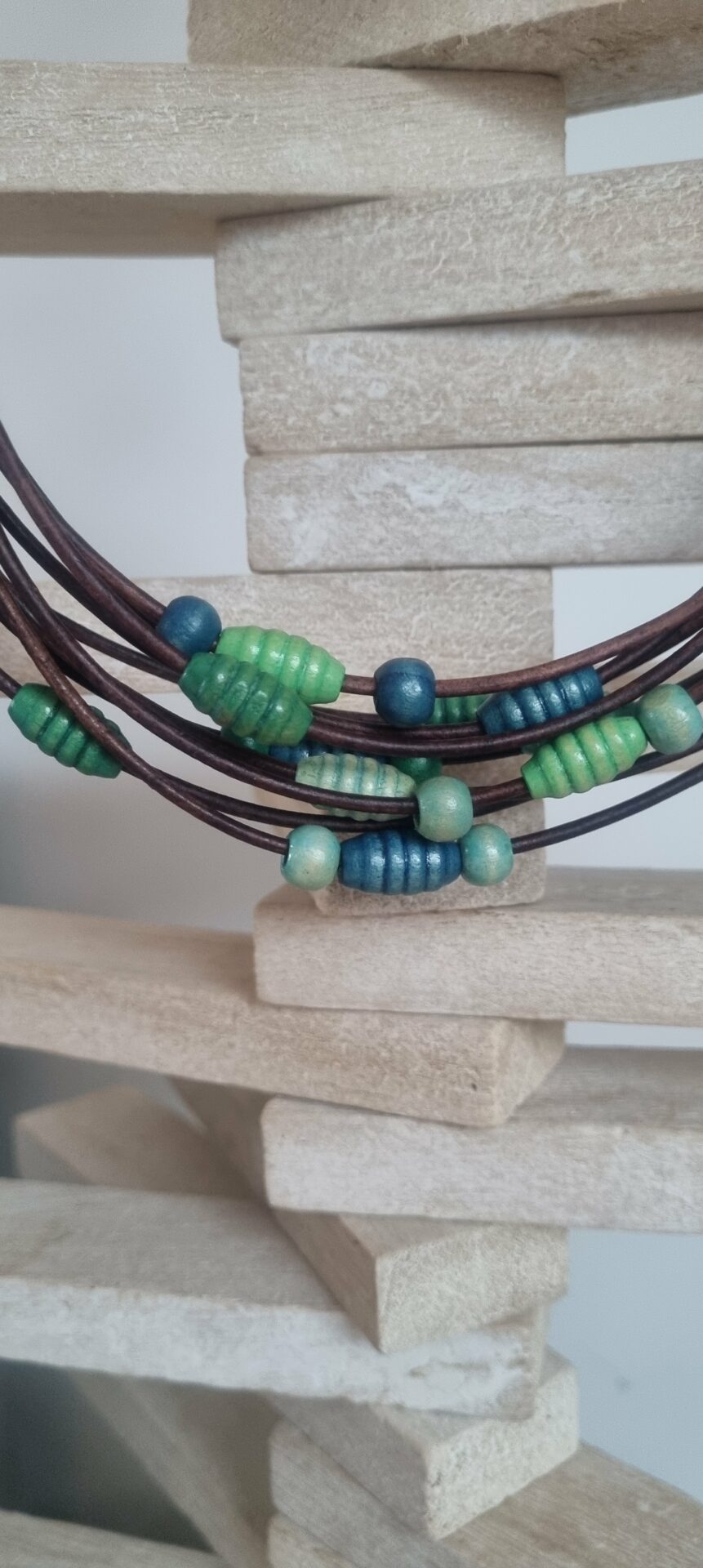 Collier femme en cuir rond marron et perles en bois
